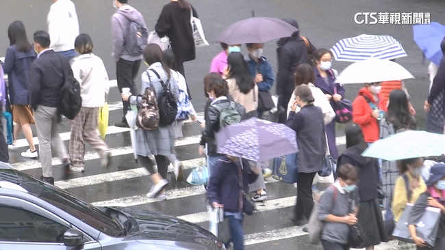 外出記得帶雨具！　北到南全轉雨　週五清晨最低溫 | 華視新聞