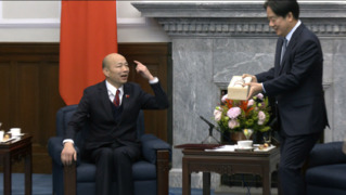 賴清德送暖暖包、保溫瓶 韓國瑜趣回：你應該送我假髮