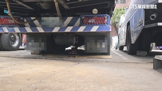 疑修大貨車忘拉手煞　回收老闆「遭壓車輪下整夜」斷魂