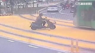 高雄輕軌又被撞！　騎士闖紅燈險被輾　下秒爬起逃逸
