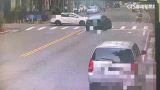 闖紅燈碰撞「害失控」衝路旁店　三輪車驚險閃劫！