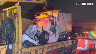 國道1號小貨車追撞聯結車　小貨車「車頭毀」駕駛遭夾困亡