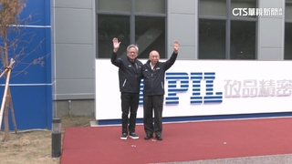 黃仁勳理髮改頭換面　髮型師送公仔祝輝達再當領頭羊