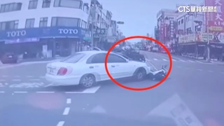 像電影特效　婦腹痛誤催油門　2人被撞「彈坐」引擎蓋