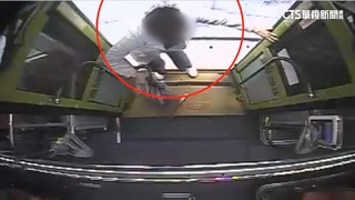 婦提菜籃搭公車未抓牢　重心不穩後仰重摔車外