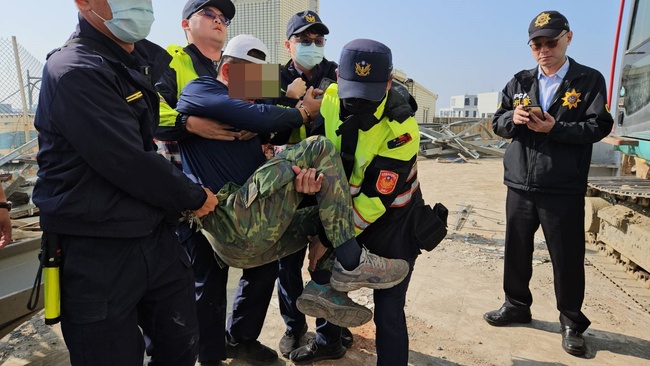 安泰醫院承包商影響違建拆除涉妨礙公務　警方強制抬離移送法辦 | 華視新聞