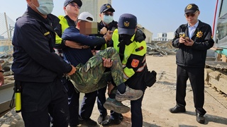 安泰醫院承包商影響違建拆除涉妨礙公務　警方強制抬離移送法辦