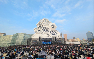 五月天「一路向東」首站高雄登場　陳其邁曬現場照：你出發了嗎？