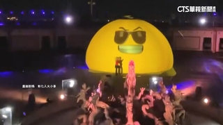 月影燈季打造「emoji樂園」　女忘我熱舞擋視線惹怨