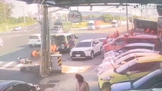 即刻救援！騎士擦撞轉彎貨車昏迷　鄰近消防弟兄急協助