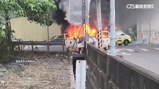 救護車碰撞機車「整輛陷火海」　女騎士噴飛重摔亡