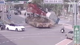 拖板車載運「疑未鎖緊」　吊臂車掉路面砸出洞