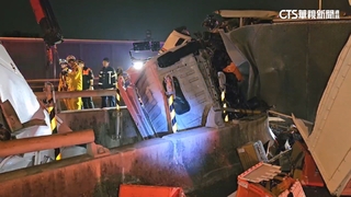 物流貨車自撞「車頭懸空」　警消垂吊救受困駕駛