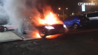 駕駛開暖氣睡覺！　疑漏油引擎過熱「火燒車」