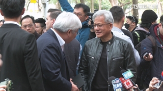 黃仁勳午宴伴手禮「輝達卡」曝　史詩級大合照