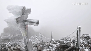 合歡山水晶宮路段積雪10公分　車掛雪鏈仍打滑