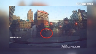 醉男疑隨機拿包砸車　拳擊手下車理論險遭攻擊