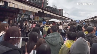 花蓮公益演唱會吸粉絲夜排　夜市水洩不通拉繩管制