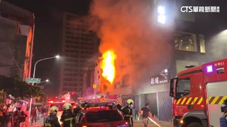 高雄前金區倉庫大火　延燒2透天厝8住戶驚逃