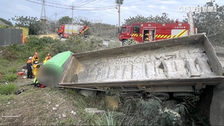 2曳引車會車擦撞　1車跌落堤防駕駛身亡