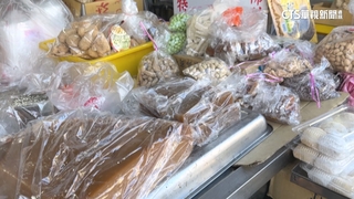 米奇也來補年貨？踩零食.爬上花生　業者道歉將消毒