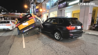 砰！小黃「騎上」休旅車頭　商圈疊車奇景驚人