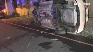 驚險瞬間！　轎車衝撞土堆側翻　後車騎士急煞閃過