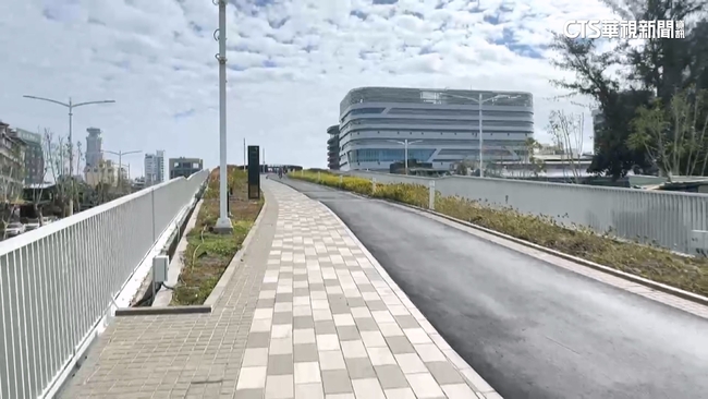 高雄車站雲頂天棚自行車道害摔　鐵道局：研擬改善中 | 華視新聞