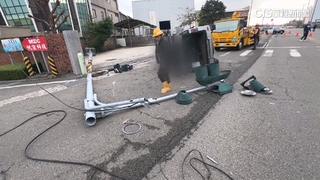 苗栗男開車失控猛撞紅綠燈　受困車內傷重不治