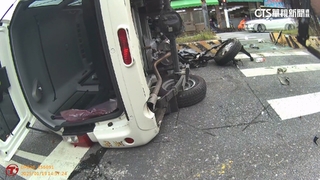 疑開車恍神　廂型車暴衝安全島　號誌當場噴飛