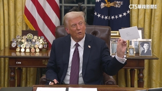 記者提醒才找到！　川普秀出「拜登留下的親筆信」