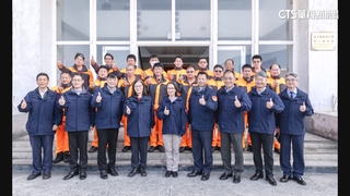 蕭美琴赴澎湖慰勉海巡　餵食貓群.與孩捏陶土