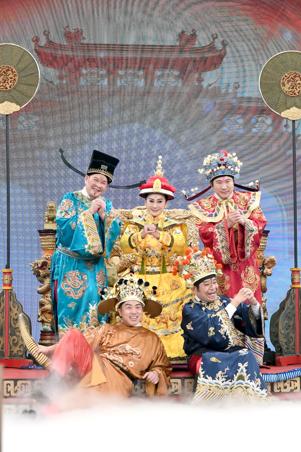 天庭大開場,澎恰恰(後排左起)、陳亞蘭、胡瓜、歐漢聲(前排左)、許效舜(前排右)