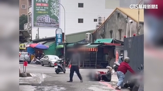 苑裡市場隨機毆路人　醉男遭上銬帶回警局管束