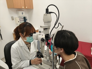 國人每天看螢幕至少7小時　醫師呼籲做「眨眼操」助舒緩