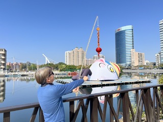 魚頭君Chill躺運河水面「看起來很美味」　市府大型釣竿供民眾kuso合影