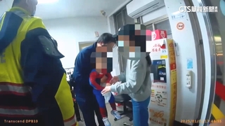 4歲童疑搭車邊吃水果噎到　母急衝派出所求助