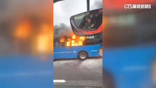 國3香山段客運突起火！　燒到剩骨架　駕駛急逃生