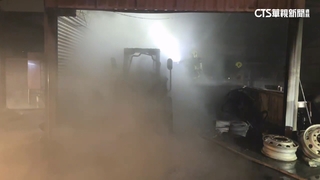 高雄資源回收站陷火海　山貓機具.雜物焚燒竄濃煙