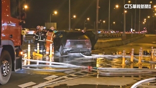 27秒影曝！楊梅休息站自撞　電動車起火「4死4傷」