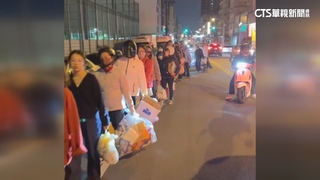 春節前最後週六　倒垃圾人潮爆　排百公尺看嘸盡頭