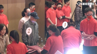 預訂年菜可領了！　業者加設櫃台因應逾百人潮