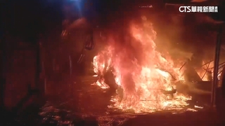 高市大寮區工寮突然竄大火　一車被燒成廢鐵