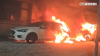 大年初一鞭炮惹禍？　基隆和平島2車起火燒得「面目全非」