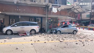 台南老舊大樓女兒牆遭震倒　磁磚剝落砸2車