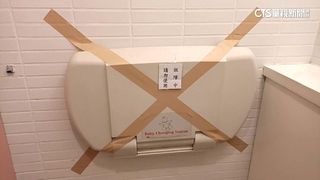 驚險！賣場尿布台鬆脫　女童險撞垃圾桶尖角