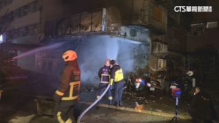 年初二晚中和社區騎樓機車突起火　9機車燒到剩骨架