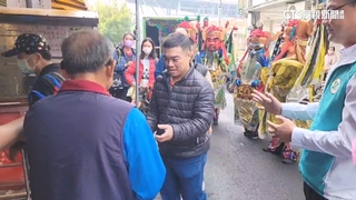 旗山八路財神廟「發財大砲」撒現金　屏東都城隍母殿發錢母