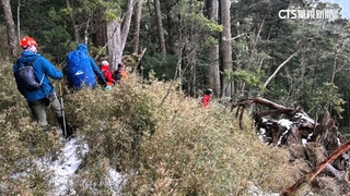 大霸尖山女山友失聯　救難隊雪地搜救不放棄