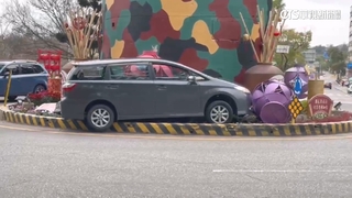 金門「東門圓環」自撞！　裝置藝術被撞毀　駕駛嚇壞